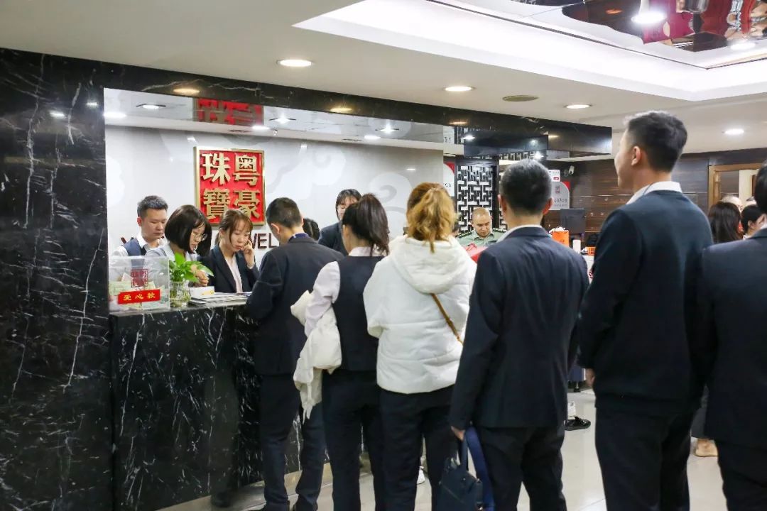 有一种温暖是——尊龙凯时发员工新年大礼包啦~-尊龙凯时珠宝官网  珠宝批发龙头企业