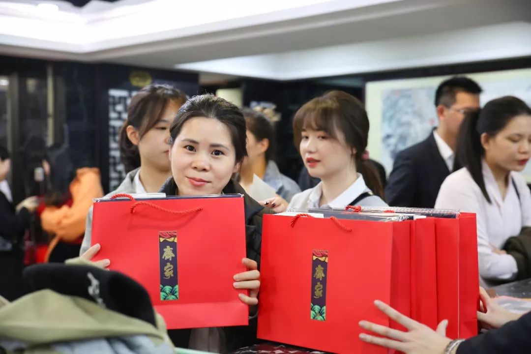 有一种温暖是——尊龙凯时发员工新年大礼包啦~-尊龙凯时珠宝官网  珠宝批发龙头企业